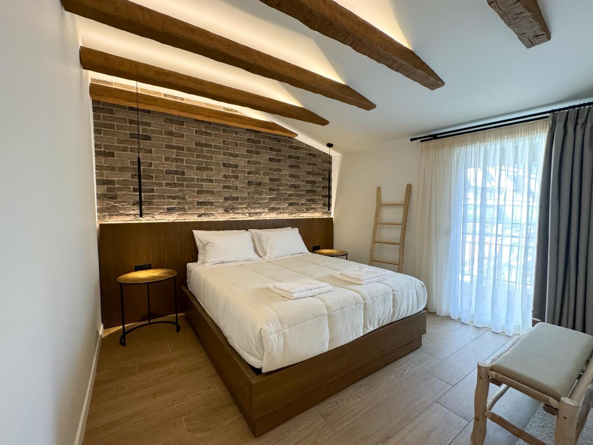 Urban Gem In The Heart Of Naoussa A Stylish Escape Apartman Náusza Imathíasz Kültér fotó